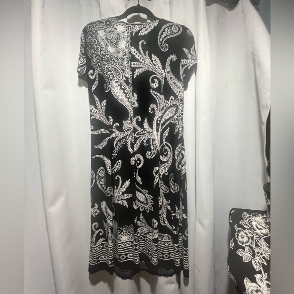 Elegant Black and White Paisley Dress medium - Picture 3 of 4